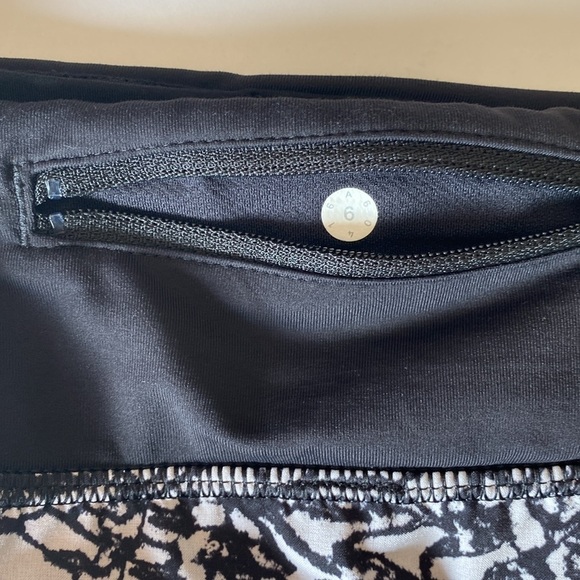 Lululemon speed shorts women’s 6 six black white EUC - Picture 4 of 4
